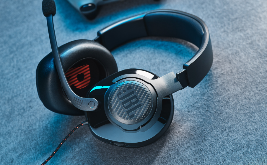 JBL Quantum 200 Memory foam -pehmusteen antaman mukavuuden ansiosta voit pelata entistäkin pidempään - Image